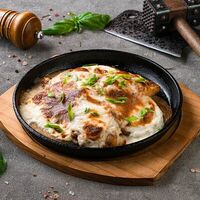 Драники с куриными медальонами и сметанным соусом в Тимохин двор