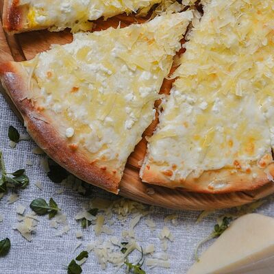 Пицца Сырная 25 см в Панда Бистро по цене 414 ₽