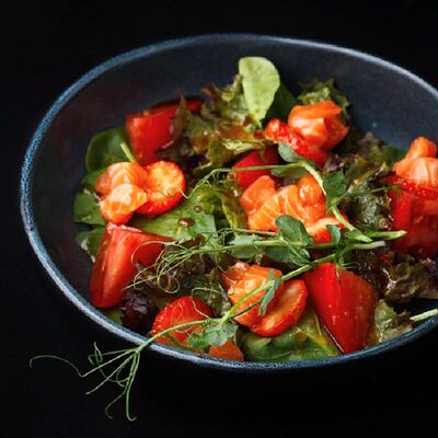 Салат с лососем и шпинатом в Кабуки по цене 480