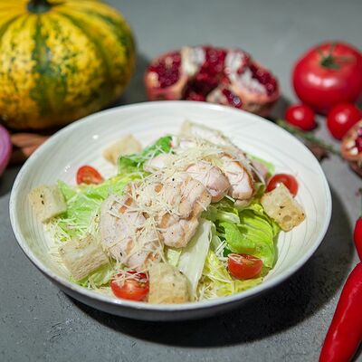 Цезарь с курицей в Пармезан и пури по цене 375 ₽