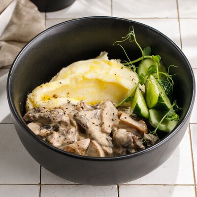 Бефстроганов с пюре и малосольными огурчиками в ЛарисуВаннуХочу по цене 990