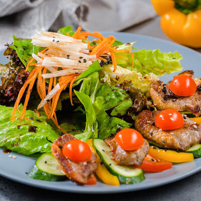 Салат Де люкс с утиной грудкой в Сахара по цене 990 ₽