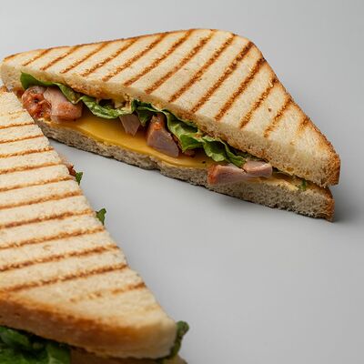 Сэндвич с курицей и сыром в Food hunter по цене 288 ₽