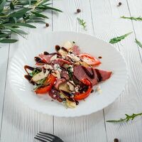 Салат с говядиной в Libre Bar