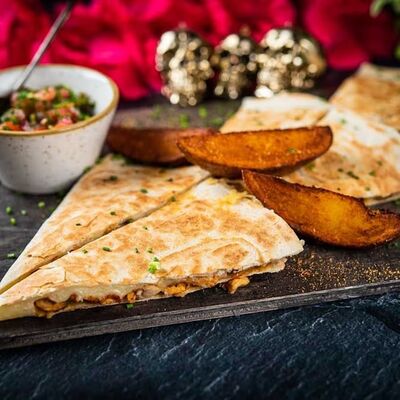 Сырная кесадилья с нежным соусомв МорЯки Sushi Seafood по цене 1299 ₽