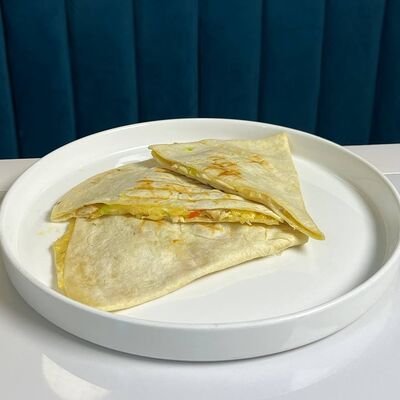 Кесадилья с курицей и соусом Цезарь в PRIMETIME по цене 350 ₽