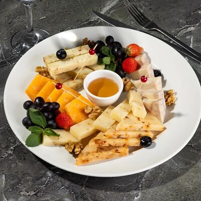 Сырное ассорти в Фореста Фестиваль Парк по цене 1000 ₽