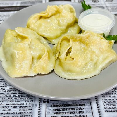 Манты с картофелем и курицей с белым соусом в БлинОК! по цене 309 ₽