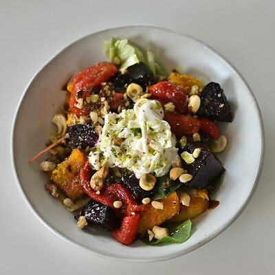Салат из печеных овощей со страчателлой и орехами в Bucho по цене 500 ₽