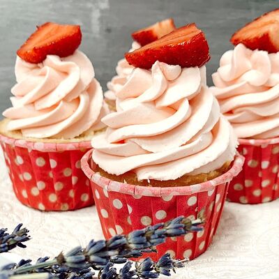 Капкейк с клубникой в ПитерЛюбит по цене 162 ₽