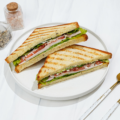 Сэндвич с ветчиной куриной в Магбургер & Братья Караваевы по цене 290