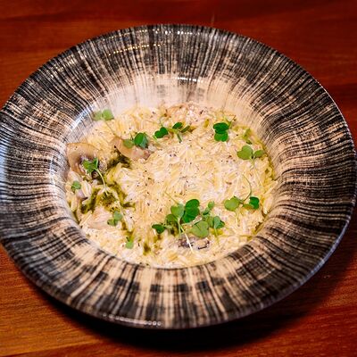 Паста орзо с курицей и грибами в трюфельном соусе в Тбиладжио по цене 530 ₽