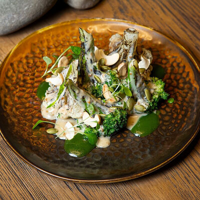 Брокколи и цветная капуста в кунжутно-ореховом соусе в Белок по цене 580 ₽