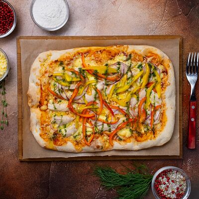 Пицца с курицей и болгарским перцем в Чебуречная & Шаурма по цене 760 ₽