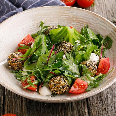 Салат с фалафелем в Пряности & Радости на Васильевском по цене 390