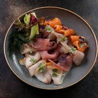 Рыбная тарелка с лососем, тунцом, масляной и сомом в Абсолютъ