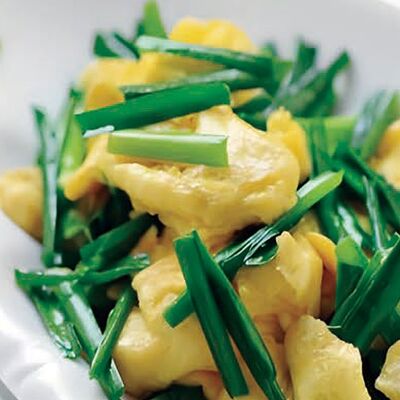 В51 Жареное яйцо с черемшой 韭菜炒鸡蛋 в Charlie tea по цене 790 ₽