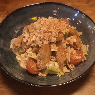 Салат с хрустящей курицей в John Gilroys по цене 750 ₽