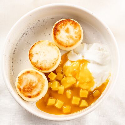 Сырники с пюре из манго и греческим йогуртом в Mojo по цене 430 ₽