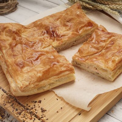 Пирог слоеный с горбушей прямо из печки в Хлеборезов по цене 1390 ₽