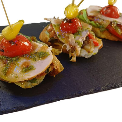 Брускетта с бужениной и печеными овощами в Лавр по цене 139 ₽