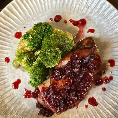 Косичка из свиной вырезки с брусничным конфи и брокколи в The Bulki по цене 800 ₽