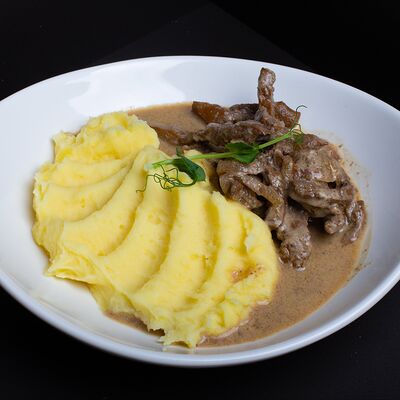 Картофельное пюре и печень по-строгановскив Рябинушка по цене 480 ₽