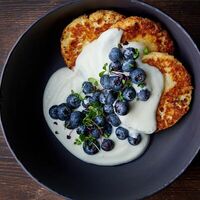 Сырники с теплым соусом и голубикой в Voodoo bar