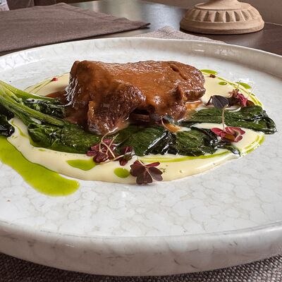 Томленая говядина с овощами мирпуа в Бальзамин по цене 750 ₽