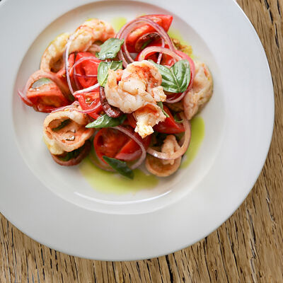 Салат Панзанелла с креветками в Loro по цене 1250 ₽