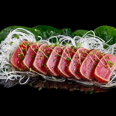 Татаки из тунца в Lucky fish по цене 470 ₽