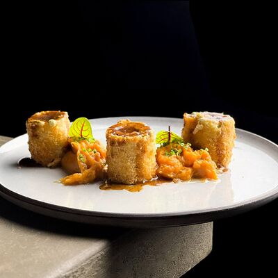 Рулет из индейки, мятый батат с медом, соус из черного перца в Нобель по цене 690 ₽