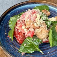 Салат с цыплёнком, шпинатом и кускусом в More More