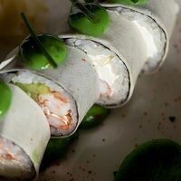 Фреш-ролл с тигровой креветкой и соусом васаби в More More