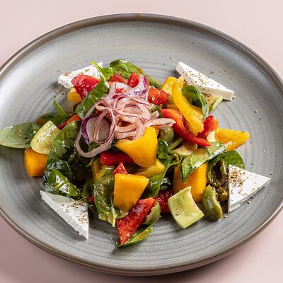 Греческий салат со шпинатом и спелым манго в Avgust13 по цене 1255 ₽