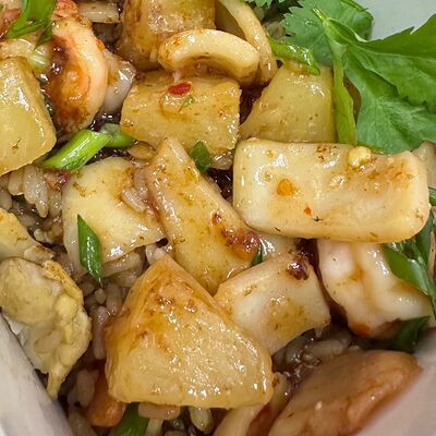 Кхау Пхат Тайский рис с овощами, яйцом, ананасами и морепродуктами в соусе Сладкий Чили в Mr.Mao по цене 610 ₽