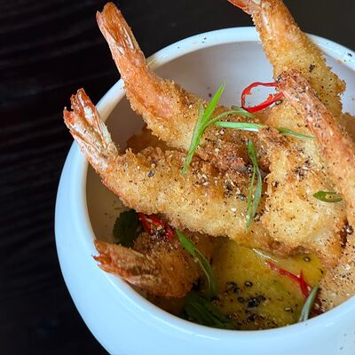 Хрустящие креветки в соусе манго-чили в Pellegrino по цене 745 ₽