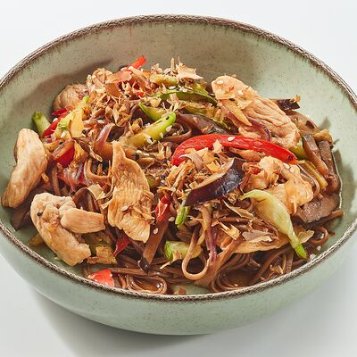 Паста Соба с цыпленком и овощами в Room-cafe по цене 570 ₽