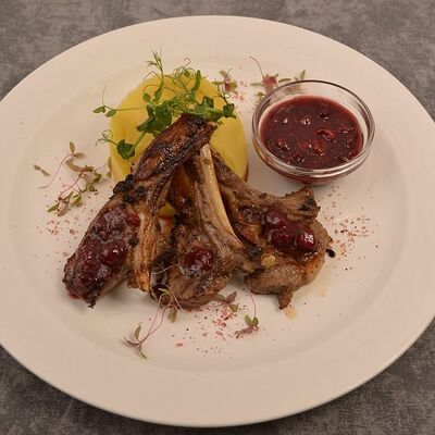 Корейка баранины с картофельным пюре и клюквенным соусом в Чапай по цене 700