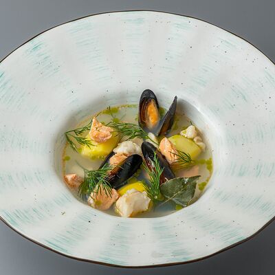 Уха из лосося, трески и мидийв Шато Винтаж по цене 790 ₽