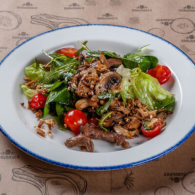 Салат с говядиной и грибами в Braubauer по цене 580 ₽