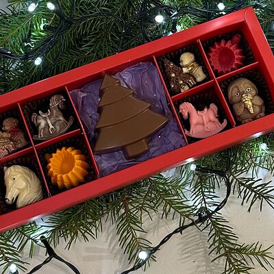 Шоколадный набор конфет и дубайская елочка в Allowberry по цене 3000 ₽