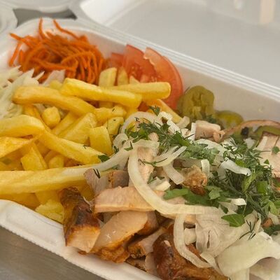 Шаурма с курицей на тарелке в Шаурма на Федосеенко по цене 525 ₽