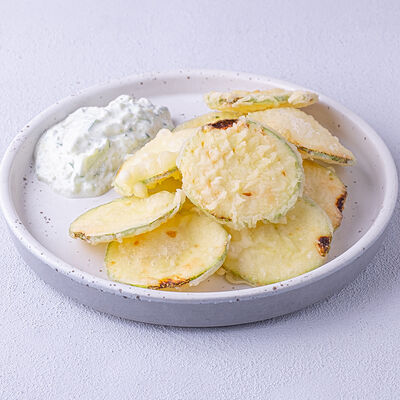 Хрустящие кабачки с соусом дзадзыки в Мечтатели по цене 310 ₽