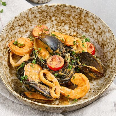 Черная паста том ям с морепродуктами в Гастробар DOM по цене 560