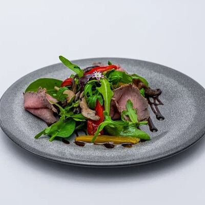 Салат с ростбифом в Глинтвейн по цене 850 ₽