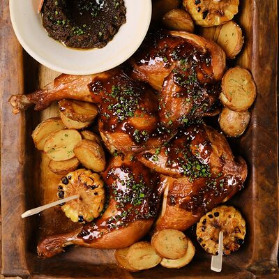 Копченый цыпленок с молодым картофелем, кукурузой гриль и горчичным соусом в Zanzibar по цене 2590 ₽