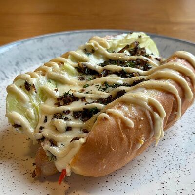 Хот-дог с говяжьей колбаской в Хинкали от Гуся по цене 570 ₽