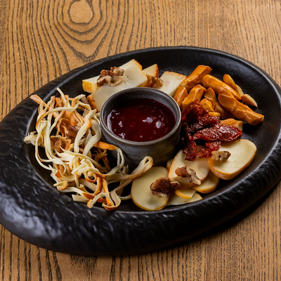 Ассорти копченых сыров в Кубанские пивоварни по цене 550 ₽