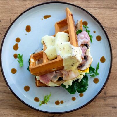 Сэндвич с грибами и омлетом в Кофе и Вафли по цене 550 ₽